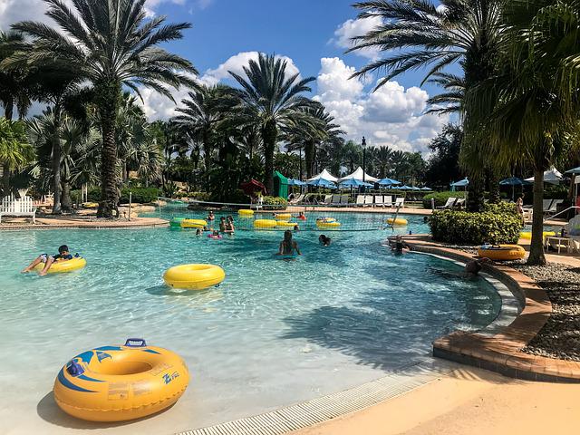 parque warner beach
piscina
toboganes