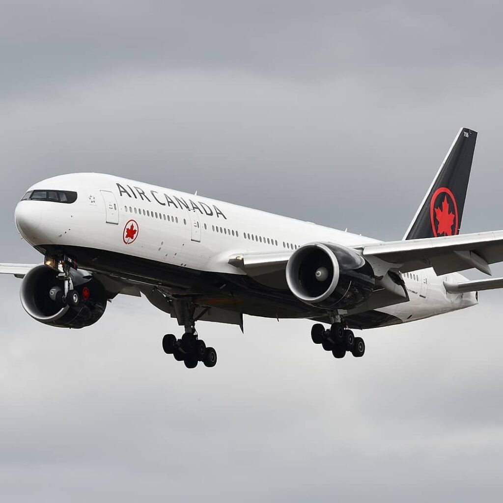 Avión de Air Canada despega desde el  Aeropuerto Madrid- Barajas T1